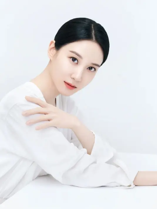 Penampilan wanita yang juga bermain dalam drama The King's Affection ini saat pemotretan berhasil mencuri perhatian netizen. Tampil dengan sbuah busana berwarna putih, Eun Bin tampak begitu elegan. (Liputan6.com/IG/@eunbining0904)