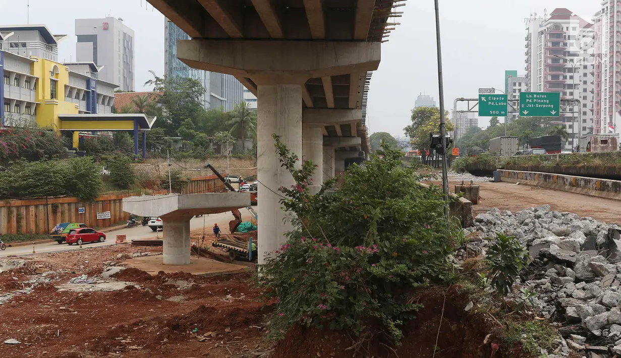 Kendaraan terjebak macet saat melintasi proyek pembangunan Simpang Susun Antasari atau pembangunan tol Depok-Antasari di jalan TB Simatupang, Jakarta, Senin (25/9). (Liputan6.com/Immanuel Antonius)