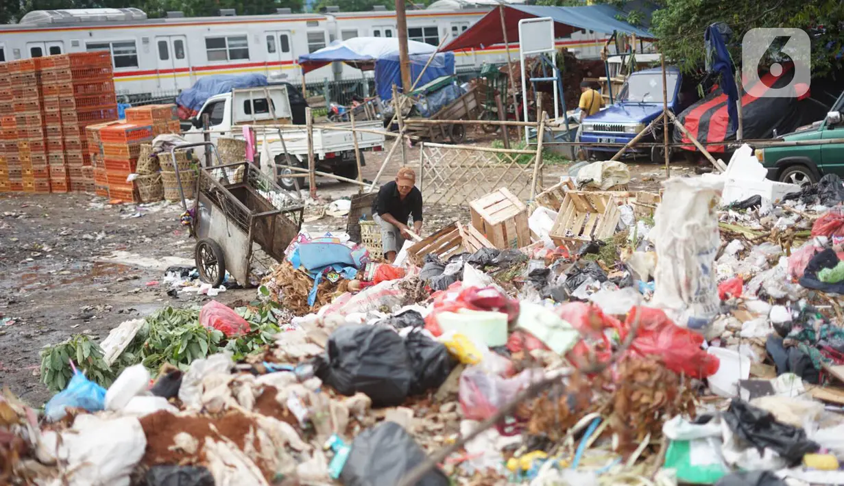 Petugas kebersihan berada di sekitar Jalan Masjid Al Makmur, Pejaten Timur, Pasar Minggu, Jakarta Selatan, Selasa (10/12/2019). Tumpukan sampah yang tidak hanya berasal dari warga sekitar menimbulkan bau tidak sedap dan dikhawatirkan dapat mengganggu kesehatan. (Liputan6.com/Immanuel Antonius)