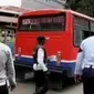 Tim gabungan mendapati sejumlah Metro Mini menggunakan ban yang tidak layak pakai.