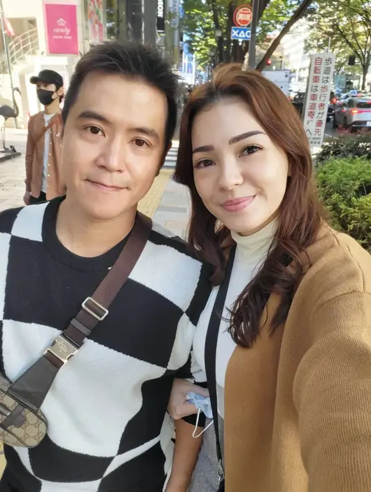 Potret mesra Maya Septha dan suaminya ini pun disebut-sebut netizen bak pengantin baru yang tengah honeymoon. Terlebih, penampilan keduanya terlihat kasual namun tetap stylish. (Liputan6.com/IG/@mayaseptha7)