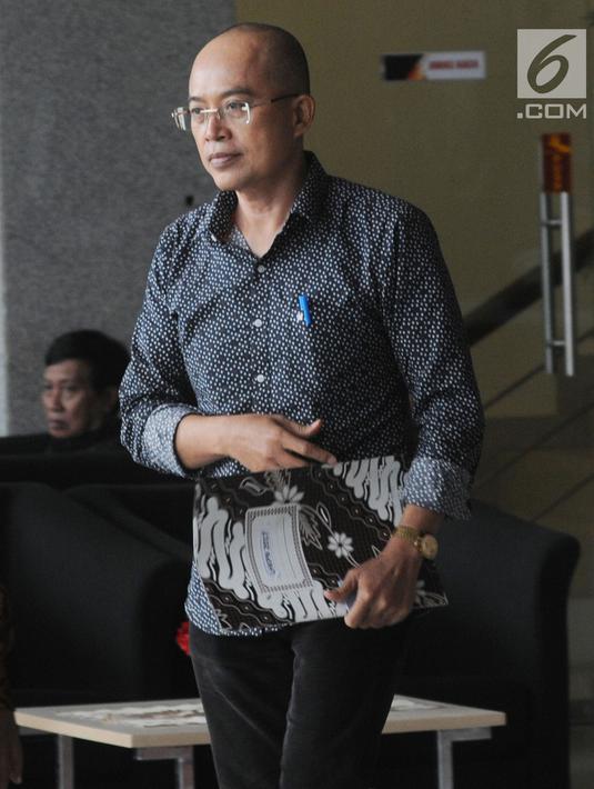 Wakil Bupati Bengkulu Selatan, Gusnan Mulyadi usai diperiksa di gedung KPK, Jakarta, Rabu (30/5). Gusnan diperiksa sebagai saksi terkait kasus suap pengadaan pekerjaan infrastruktur di Pemkab Bengkulu Selatan tahun anggaran 2018. (Merdeka.com/Dwi Narwoko)