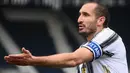 Giorgio Chiellini. Bek Juventus berusia 37 tahun yang berandil besar membawa Italia juara Euro 2020 ini telah memperpanjang kontraknya bersama Bianconeri. Kesepakatan yang terjadi pada 2 Agustus 2021 lalu itu membuat Chiellini masih memperkuat Juventus hingga 2023 nanti. (Foto: AFP/Marco Bertorello)
