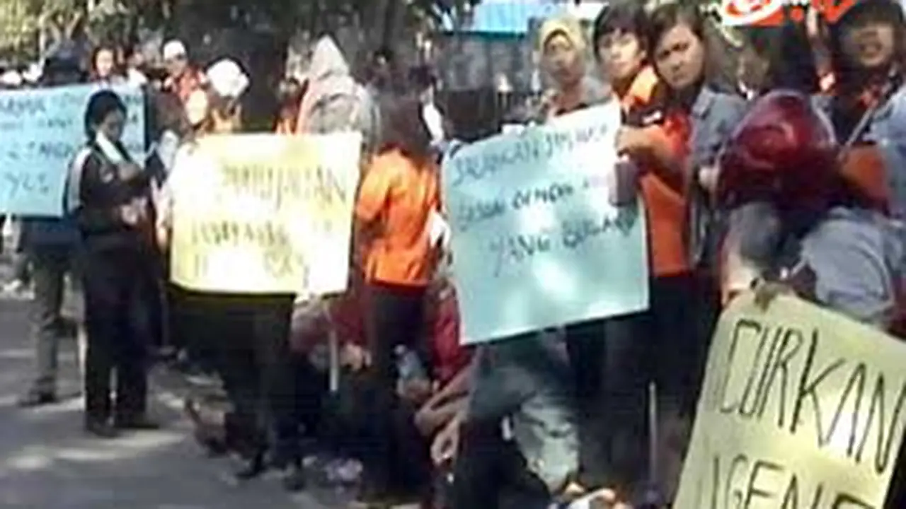120709ddemo-buruh.jpg