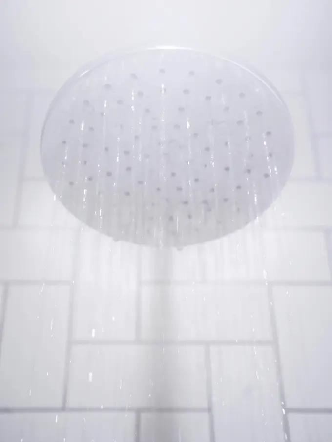 Ilustrasi shower di kamar mandi