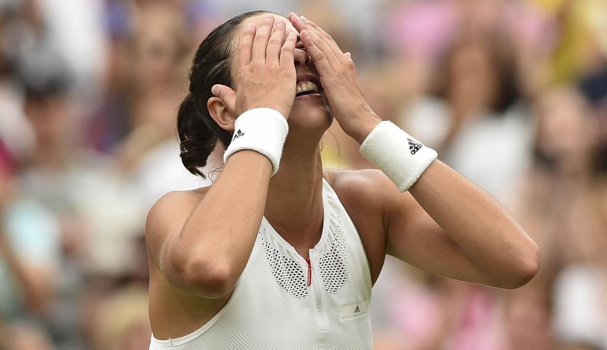 Petenis Spanyol, Garbine Muguruza, meluapkan kegembiraan usai mengalahkan Venus Williams pada laga final Wimbledon di All England Lawn Tennis Club, Inggris, Sabtu (15/7/2017). Muguruza menang 7-5 dan 6-0 atas Williams. (AFP/Glyn Kirk)