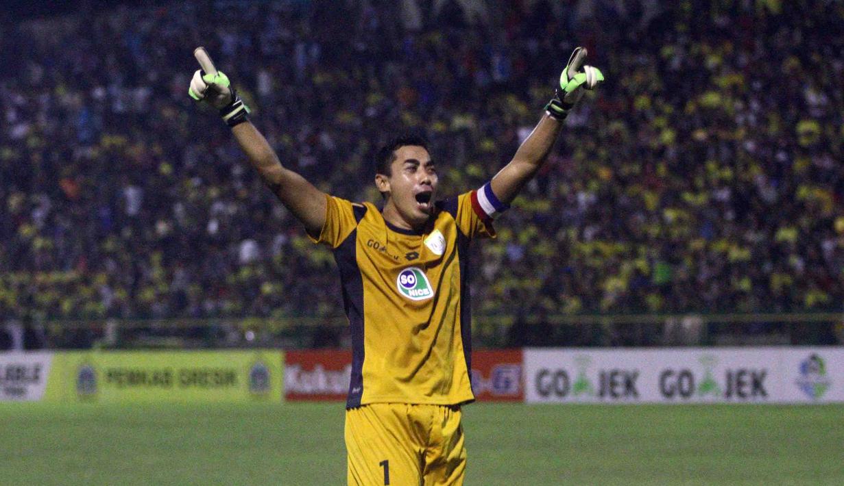 Choirul Huda harus dibawa ke RSUD Dr Soegiri setelah tidak sadarkan diri karena berbenturan dengan rekan setimnya, Ramon Rodrigues, pada laga Persela melawan Semen Padang di Stadion Surajaya, Lamongan. (Bola.com/Fahrizal Arnas)