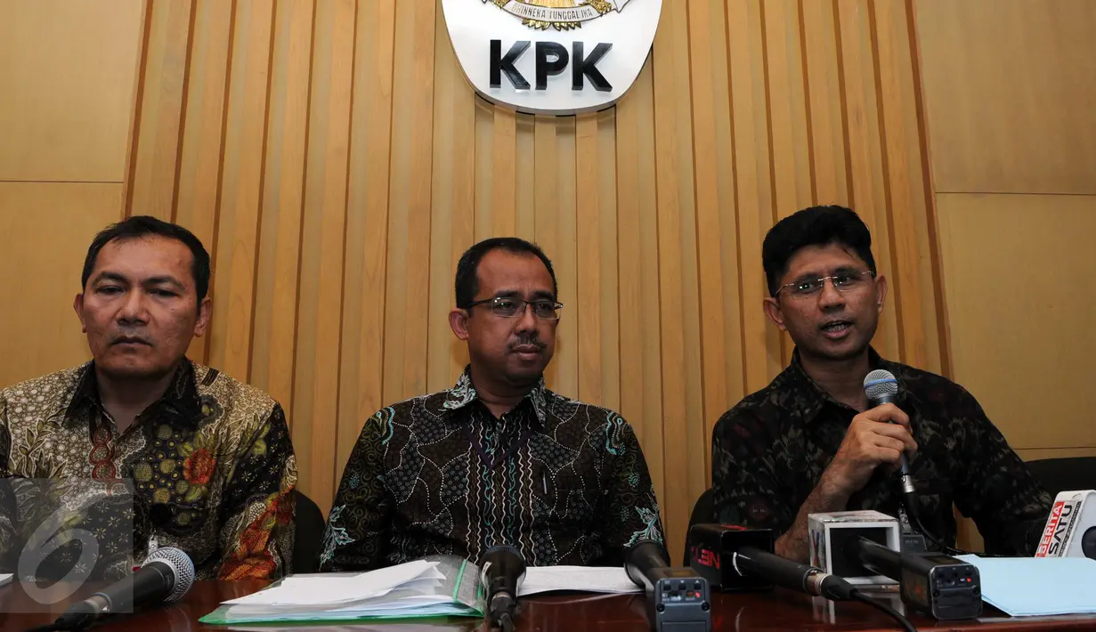 Wakil Ketua KPK Laode Muhammad Syarif (kanan) memberikan keterangan pers mengenai Sinergi Direktorat Jenderal Bea dan Cukai dan KPK di Gedung KPK, Jakarta, (29/1). (Liputan6.com/Helmi Afandi)