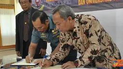 Citizen6, Surabaya: Penandatanganan naskah PKS oleh Kobangdikal Laksma TNI Djoko Teguh Wahojo dengan Rektor UTM Prof. Dr. Ir. H. Arifin. (Pengirim: Kobangdikal).