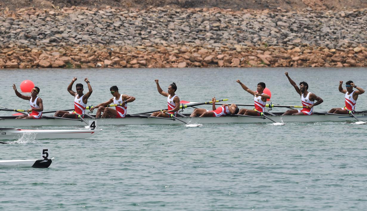 Tim dayung Indonesia melakukan selebrasi usai meraih medali emas pada Asian Games di JSC Lake Jakabaring, Sumatera Selatan, Jumat (24/8/2018). Tim dayung persembahkan emas ke sembilan untuk Indonesia. ANTARA FOTO/INASGOC/Zabur Karuru/nym/18.