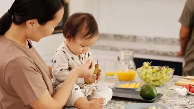 Bukan Soal Piring Harus Bersih, Kenali Sinyal Bayi Saat Makan