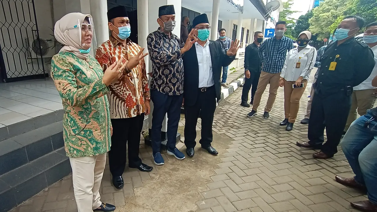 Para Calon Kepala Daerah Kota Cilegon Foto Bersama. (Sabtu, 05/12/2020). (Yandhi Deslatama/Liuputan6.com)