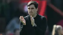 Manajer Bournemouth asal Spanyol, Andoni Iraola, memberikan tepuk tangan kepada para penggemar di akhir pertandingan Liga Inggris antara Bournemouth dan Crystal Palace di Stadion Vitality di Bournemouth, Inggris selatan pada 3 Mei 2026. (Glyn KIRK/AFP)