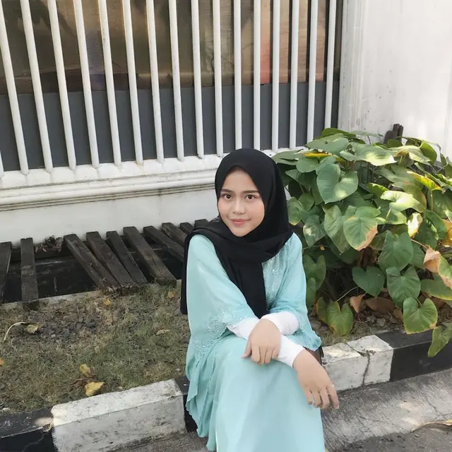 7 Potret Rosa Juwita, Adik Bungsu Olga Syahputra yang Tampil Berhijab