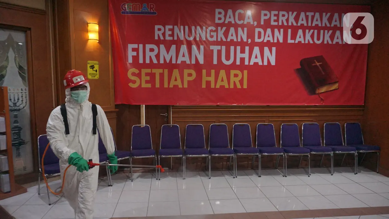 Antisipasi COVID-19, Gereja di Tangerang Disemprot Disinfektan