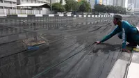 Efektifkah Jaring Hitam di Kali Item Kurangi Bau Tak Sedap?