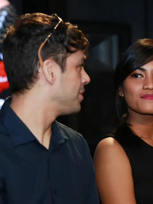 Arkarna beserta Andini sendiri berharap lagu yang bertemakan cinta ini dapat menyebarkan cinta dan damai seperti pesan yang ingin disampaikan dalam film ‘Bulan Terbelah di Langit Amerika’. (Deki Prayoga/Bintang.com)