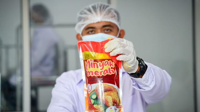 Presiden Jokowi meresmikan pabrik Minyak Makan Merah Pagar Merbau di Kabupaten Deli Serdang, Sumatera Utara yang dikelola koperasi sebagai bentuk inisiatif Kementerian Koperasi dan UKM (KemenKopUKM) (Foto: Humas Kemenkop)