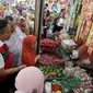 Pejabat Wali Kota Malang, Wahyu Hidayat saat mengecek harga bahan pokok di Pasar Kasin pada Selasa, 21 Mei 2024 (Istimewa)