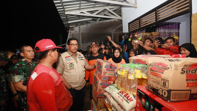 Pj Gubernur Jateng Serahkan Bantuan Senilai Rp160 Juta ke Korban Banjir di Pekalongan