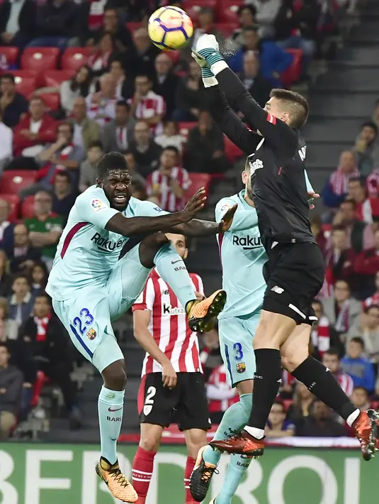 Kiper Athletic Bilbao, Kepa Arrizabalaga (kanan) menghalau bola dari kejaran pemain Barcelona, Samuel Umtiti pada lanjutan La Liga Santander di San Mames stadium, Bilbao, (28/102017). Barcelona menang 2-0. (AP/Alvaro Barrientos)