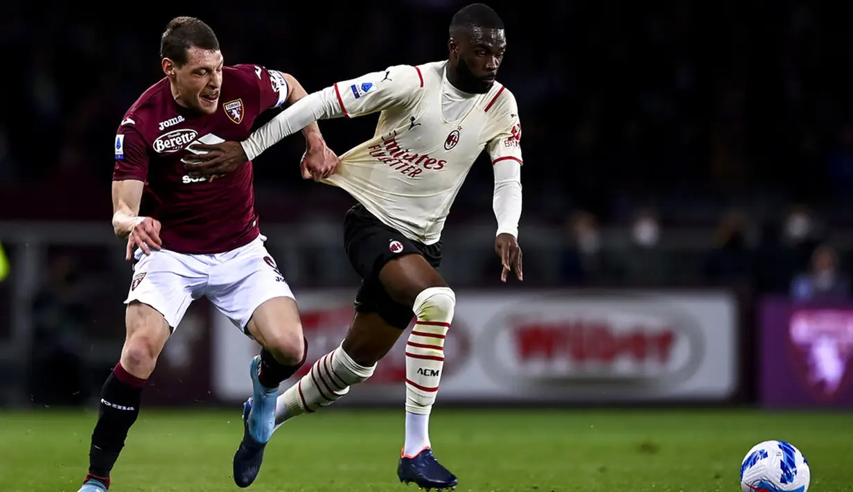 Pemain Torino Andrea Belotti (kiri) memperebutkan bola dengan pemain AC Milan Pierre Kalulu pada pertandingan sepak bola Serie A di Olimpico Grande Torino Stadium, Turin, Italia, 10 April 2022. Pertandingan berakhir tanpa gol. (Fabio Ferrari/LaPresse via AP)
