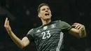 Striker Jerman, Mario Gomez, merayakan gol yang dicetaknya ke gawang Inggris pada laga persahabatan di Olympiastadion, Berlin, Sabtu (26/3/2016). Jerman sempat unggul 2-0 atas Inggris. (Reuters/Fabrizio Bensch)