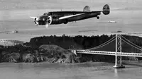 Pesawat terbang Amelia Earhart sedang melakukan penerbangan uji coba sebelum meninggalkan Bandara Oakland di California pada 14 Maret 1937. (Sumber AP)