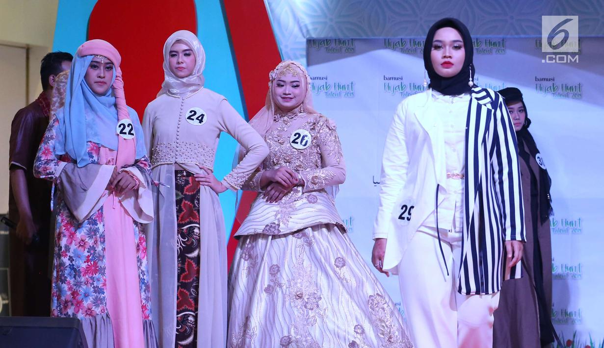 Ekspresi peserta memeragakan busana pada acara Hijab Hunt 2018 di Jakarta, Minggu (6/5). Selain untuk menyambut Ramadan, acara ini juga untuk menggaungkan semangat kebinekaan kepada generasi muda. (Liputan6.com/Angga Yuniar)