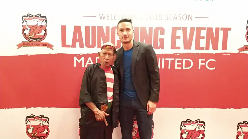 Mbah Hosen bersama Raphael Maitimo