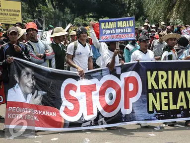 Massa saat berunjuk rasa memperingati hari Nelayan Nasional didepan Istana Merdeka, Jakarta, Rabu (6/4). Dalam aksinya mereka meminta pemerintah menghapus Permen tentang transhipment. (Liputan6.com/Faizal Fanani)