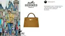 Syahrini terlihat memakai tas kecil bermerek Hermes. Meskipun kecil, tas ini berharga Rp 267.683.000. (Foto: instagram.com/fashionsyahrini)