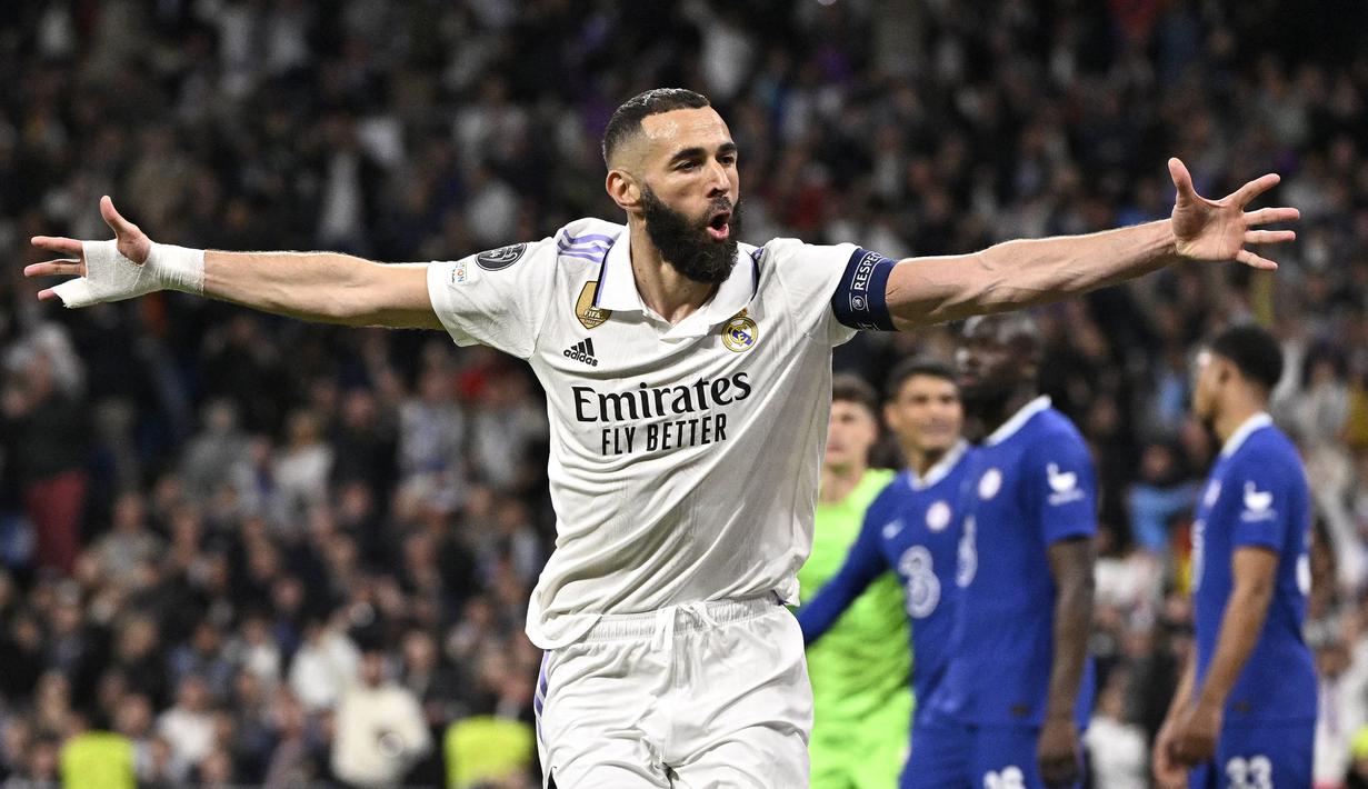 Pemain Real Madrid, Karim Benzema melakukan selebrasi setelah mencetak gol pertama timnya ke gawang Chelsea pada laga leg pertama Liga Champions 2022/2023 di Santiago Bernabeu, Madrid, Kamis (13/04/2023) WIB. Los Blancos menang dengan skor 2-0. (AFP/Javier Soriano)