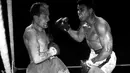 Muhammad Ali saat berhadapan dengan Henry Cooper dalam turnamen tinju untuk gelar World Heavyweight Boxing di Stadion Highbury, London, Inggris, (21/5/1966).  Sebelumnya Ali sudah masuk rumah sakit akibat gangguan pernapasan. (REUTERS/Action Images/MSI)