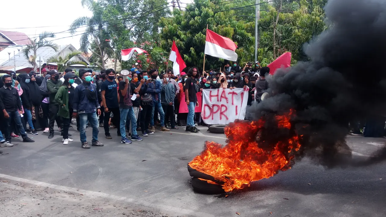 Demo Tolak Omnibus Law di DPRD Dompu Ricuh