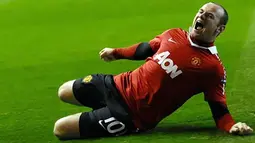 Manchester United's English forward Wayne Rooney scores a penalty during their UEFA Champions League Group C football game at Ibrox in Glasgow, Scotland, on November 24, 2010. AFP PHOTO/Paul ELLIS