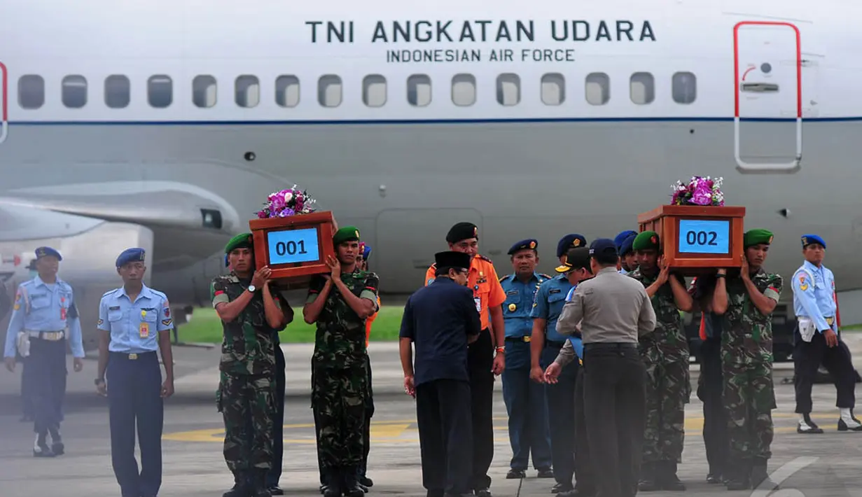 Kedatangan kedua jenazah korban pesawat AirAsia QZ8501 disambut pasukan TNI dan Gubernur Jawa Timur, Soekarwo di Lanud TNI AL Juanda, Rabu (31/12/2014). (Liputan6.com/Johan Tallo)