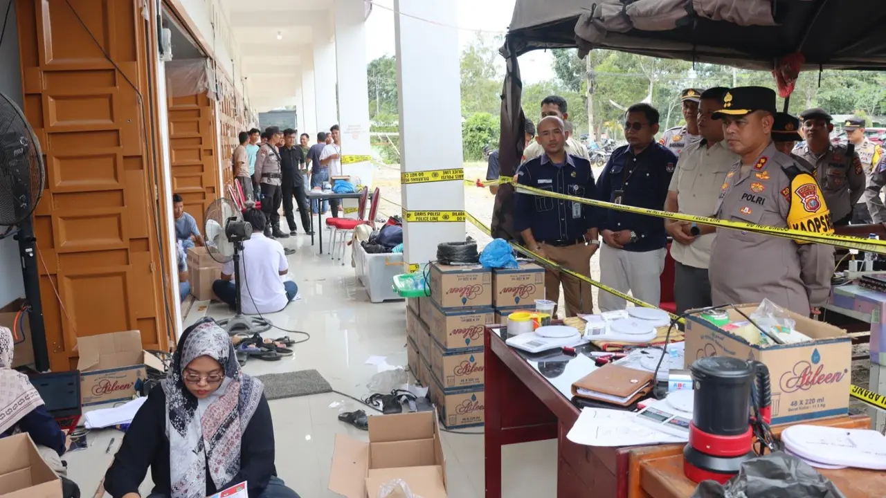 Kapolres Rokan Hulu AKBP Budi Setiyono meninjau pelipatan surat suara di gudang logistik KPU.