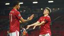 Pemain Manchester United, Daniel James, melakukan selebrasi bersama Mason Greenwood usai mencetak gol ke gawang Istanbul Basaksehir pada laga Liga Champions di Stadion Old Trafford, Rabu (25/11/2020). Setan Merah menang dengan skor 4-1. (AP/Dave Thompson)