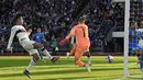 Pemain Timnas Portugal, Cristiano Ronaldo (kiri), menendang bola ke gawang Timnas Islandia yang membuahkan gol dalam pertandingan lanjutan grup J Kualifikasi Euro 2024 yang berlangsung di Laugardalsvollur, Reykjavik, Rabu (21/6/2023) dini hari WIB. Ini merupakan gol ke-123 Ronaldo bersama Portugal. (AFP/Halldor Kolbeins)