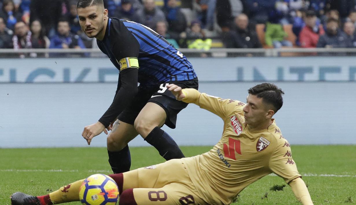 Striker Inter Milan, Mauro Icardi, menghindari tekel gelandang Torino, Daniele Baselli, pada laga Serie A Italia di Stadion San Siro, Milan, Minggu (5/11/2017). Kedua klub bermain imbang 1-1. (AP/Luca Bruno)