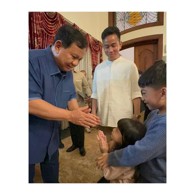 Prabowo tiba di Solo disambut kedua anak Gibran Rakabuming, Jan Ethes dan La Lembah Manah. (Foto: Dok. Instagram @prabowo)