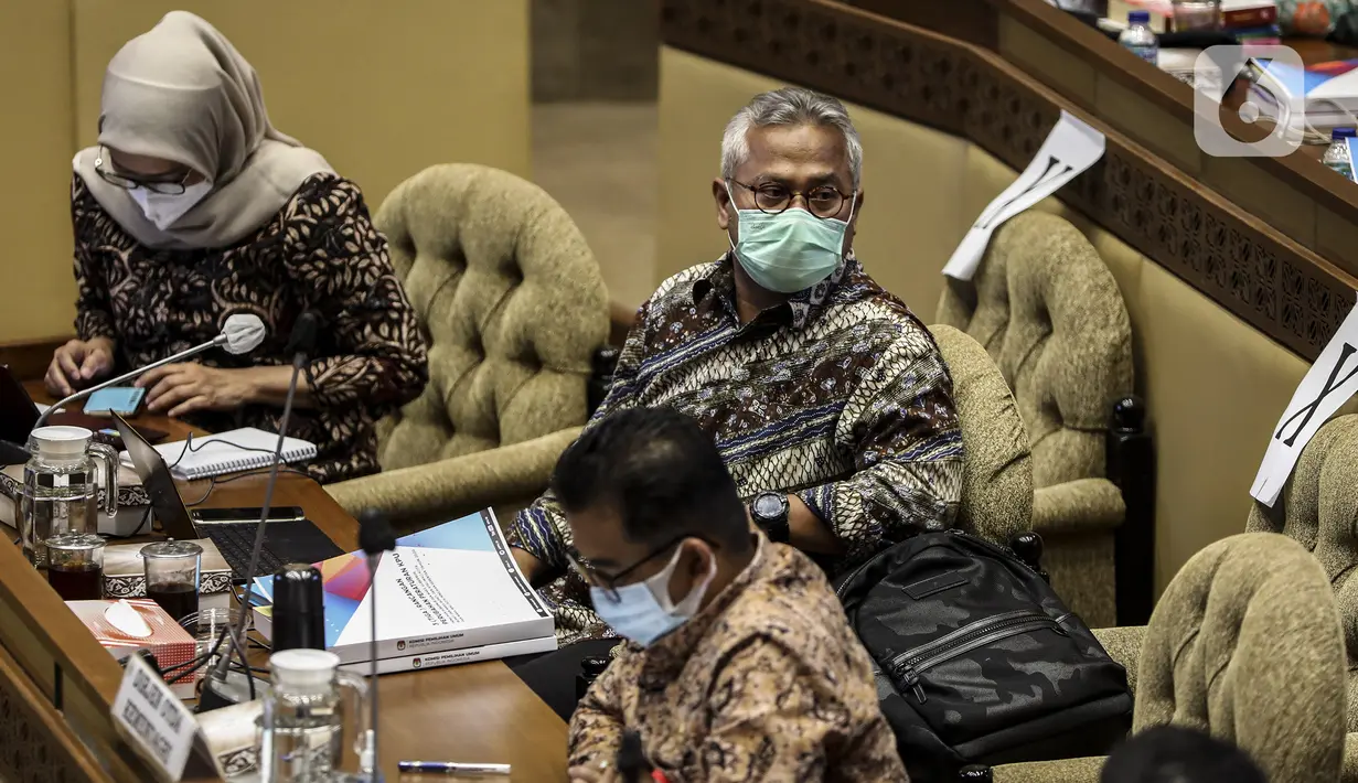 Ketua KPU Arief Budiman (tengah) dan Wakil Ketua KPU Evi Novida Ginting Manik (kiri) saat Rapat Dengar Pendapat dengan Komisi II DPR di Gedung Nusantara, Jakarta, Kamis (12/11/2020). Rapat dihadiri Ketua Bawaslu Abhan dan Dirjen Otonomi Daerah Kemendagri Akmal Malik. (Liputan6.com/Johan Tallo)