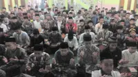 Ratusan santri pesantren tengah khusuk menjalankan rutinitas keagamaan selama Ramadan (Liputan6.com/Jayadi Supriadin)