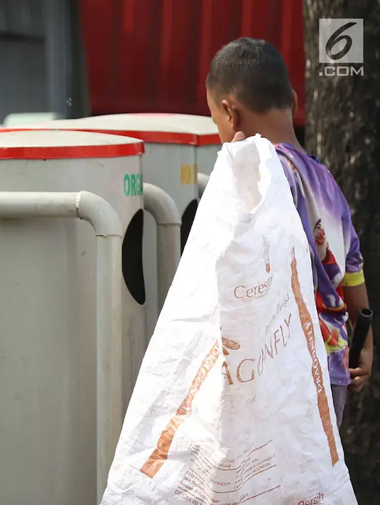 Seorang anak memungut sampah plastik di Jakarta, Rabu (12/9). Komitmen Indonesia bebas pekerja anak pada tahun 2022 sejalan dengan hasil Konferensi Global IV tentang 'Pemberantasan Pekerja Anak yang Berkelanjutan'. (Liputan6.com/Immanuel Antonius)