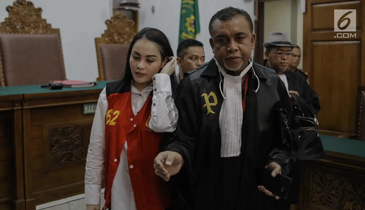 Aktris Jeniffer Dunn bersama Kuasa Hukumnya usai menjalani sidang di Pengadilan Negeri Jakarta Selatan, Kamis (5/4). Jennifer Dunn ditangkap di kediamannya di kawasan Pela Mampang, Jakarta Selatan, 31 Desember 2017. (Liputan6.com/Faizal Fanani)