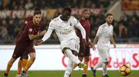 Aksi striker AC Milan, M'Baye Niang (dua dari kiri) saat melakukan eksekusi penalti ke arah gawang AS Roma, pada pada laga lanjutan Serie A 2016-2017, di Stadion Olimpico, Selasa (13/12/2016) dini hari WIB. Penalti Niang gagal dan AC Milan kalah 0-1 dari 
