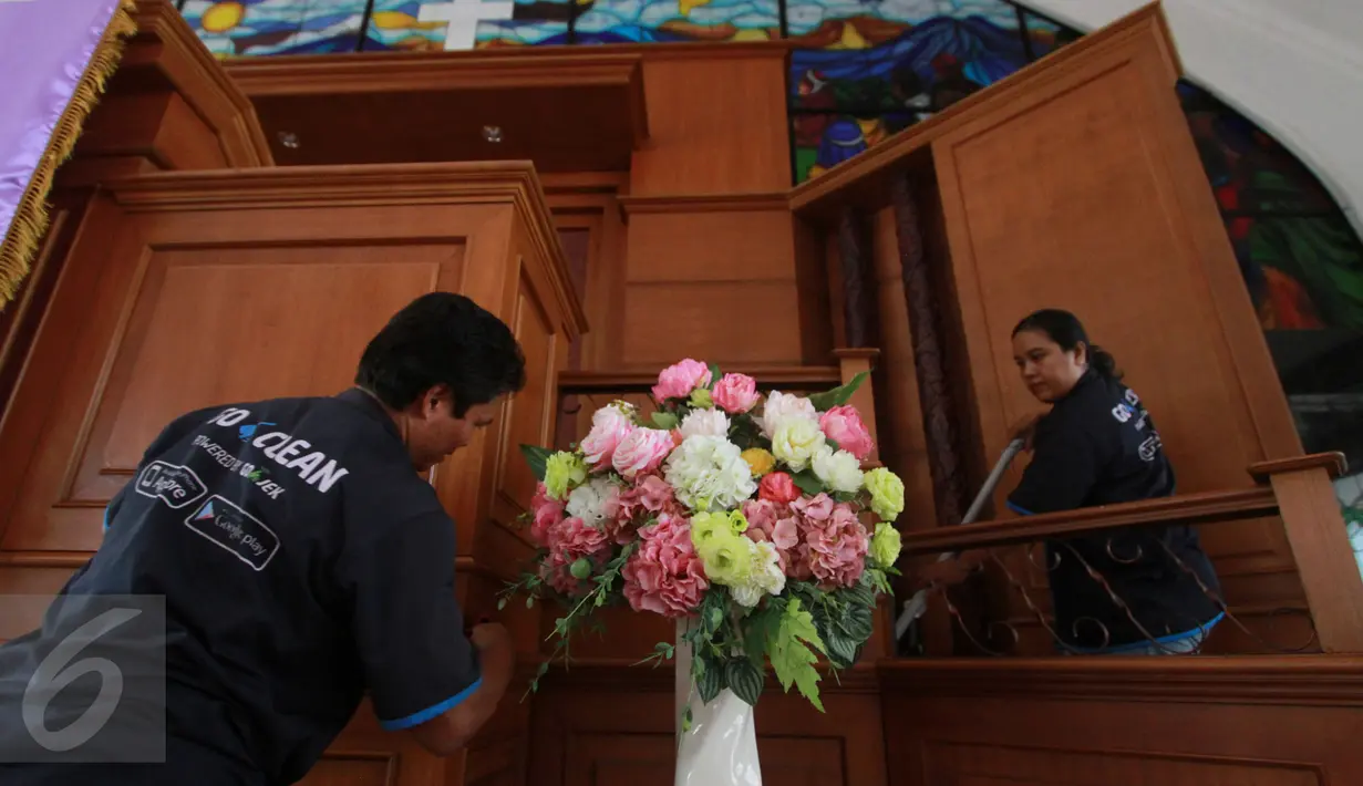 Petugas GO-CLEAN membersihkan ruang ibadah di GPIB Effatha di kawasan Melawai Jakarta Selatan, Rabu (21/12). Kegiatan ini merupakan rangkaian dari program #NatalanNyaman Bersama GO-CLEAN. (Liputan6.com/Fery Pradolo)