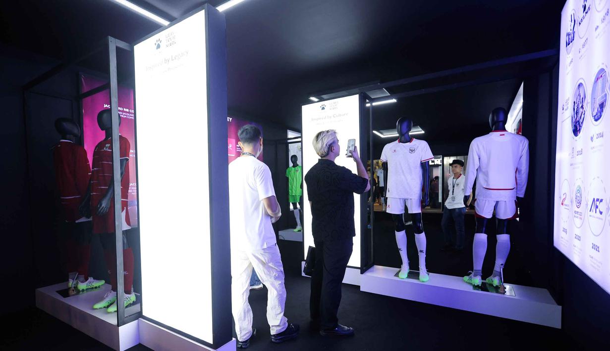 Kelme menggunakan aksen garis horizontal pada bagian badan. Sementara untuk jersey tandang, tidak ada aksen garis. Tampak dalam foto, pengunjung saat menghadiri suasana peluncuran jersey terbaru Timnas Indonesia di Plaza Utara Stadion Utama Gelora Bung Karno (SUGBK), Jakarta, Kamis (12/3/2026) malam. (Bola.com/Bagaskara Lazuardi)