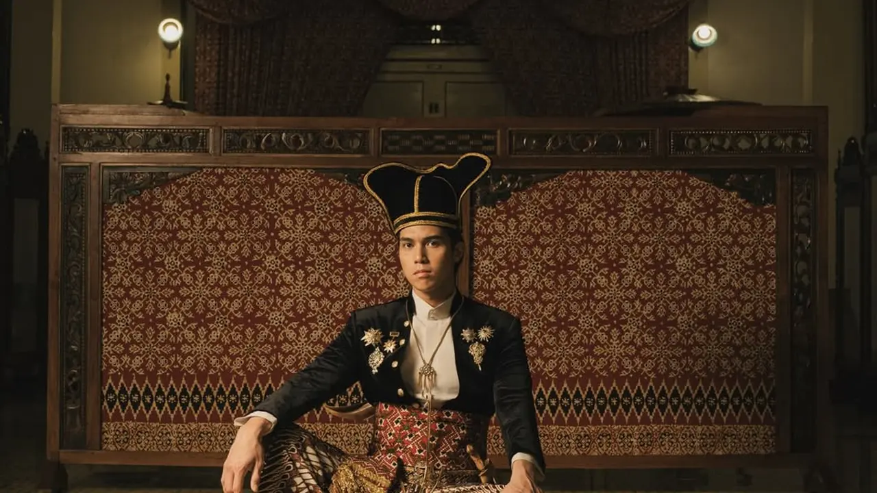 Bak Raja Keraton, Gaya Gagah El Rumi dalam Balutan Busana Adat Jawa di Foto Prewedding dengan Syifa Hadju